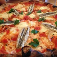 Anchovies pizza|Burt Lumさん