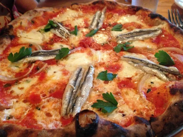 Anchovies pizza|Burt Lumさん