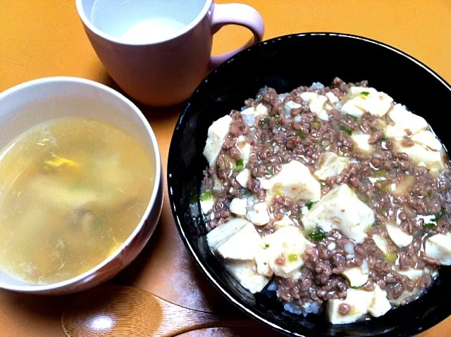 Snapdishの料理写真:麻婆豆腐丼、中華スープ|tomrowさん