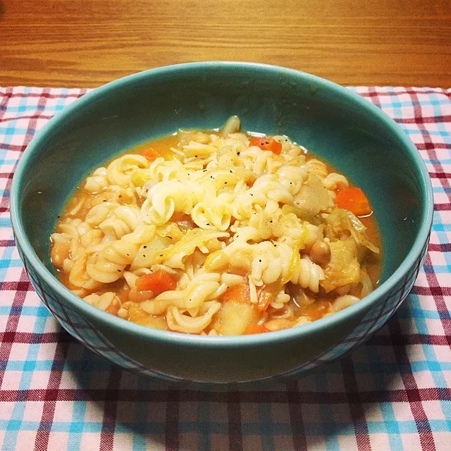 【今夜のウチご飯】お豆入りフジッリのスープ仕立て。ホカホカで，うまうま〜。|takuya KAWANOさん