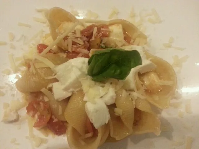 Snapdishの料理写真:conchiglie in Cherry tomato|hasnine enam Aliさん