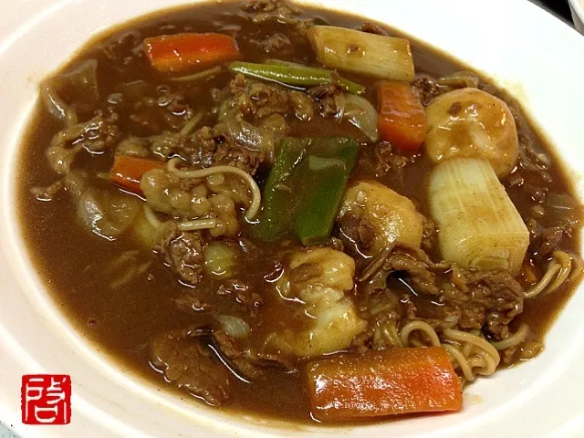 大人は昨日の肉じゃがリメイク。具ぅどっさりカレーラーメンで。|たけうちさん