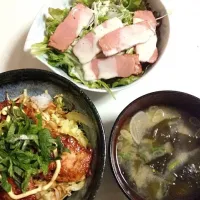 Snapdishの料理写真:鶏と豆腐つくね丼＆かぶのみそ汁|森 舞さん