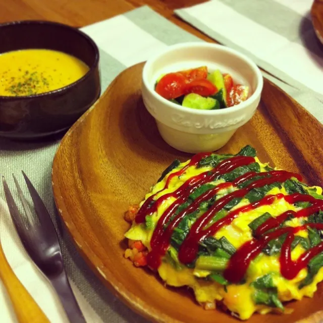 今日の夕食 ほうれん草のオムライス、トマトとキュウリのサラダ、人参のポタージュ|akiさん