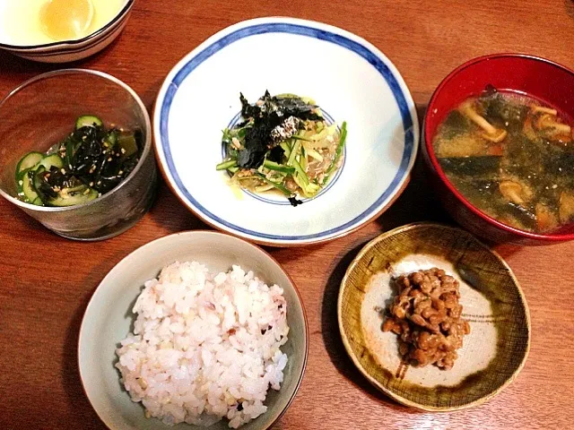 春雨サラダ、わかめとなめこの味噌汁、納豆、玉子、残り物|Ayayaさん