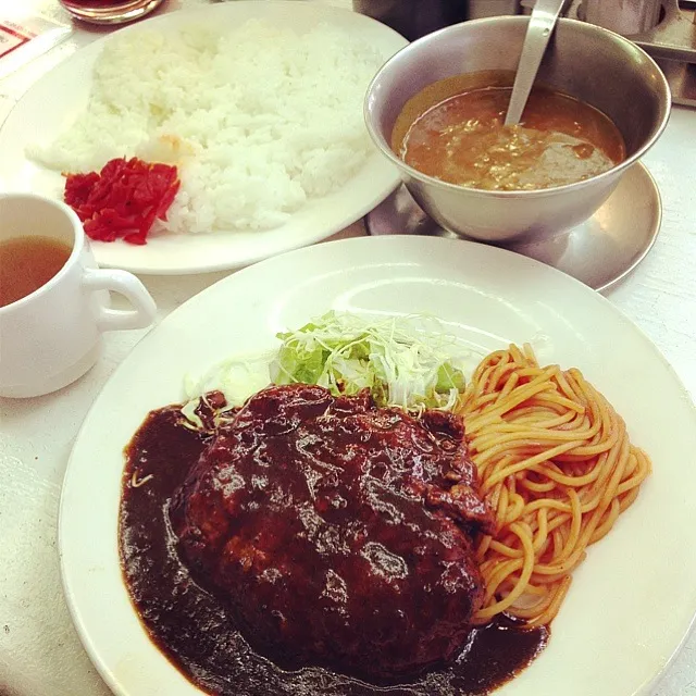 Snapdishの料理写真:カレー付きハンバーグ＠ボーイズカレー|三河屋＠東京さん