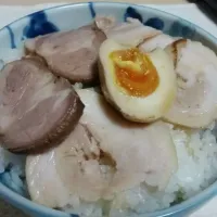 Snapdishの料理写真:チャーシュー丼 辛めのタレ|dさん