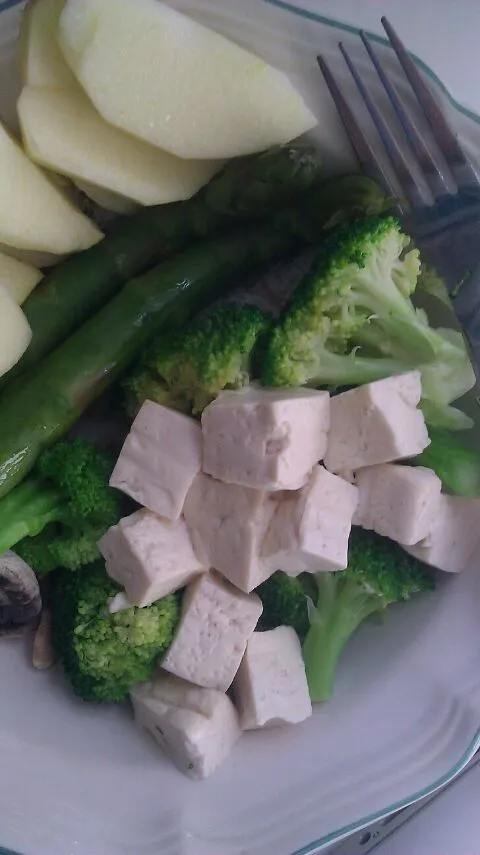 tofu, brocolli, asparagus, mushroom, amd 3 pieces of apple|staphanyさん