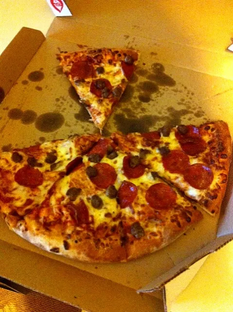 Snapdishの料理写真:Hamburger and pepperoni pizza from Dominos 🍕🍕🍕|brittanyさん