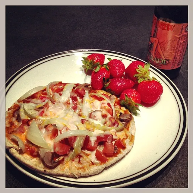 Wheat pita pizza, strawberries and some local ale!|Miranda ♪(´ε｀ )さん