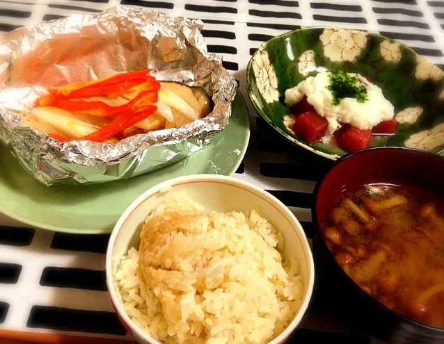 Snapdishの料理写真:しょうがご飯🍀鮭のホイル焼き🍀マグロの山かけ🍀なめこのお味噌汁|mochaさん