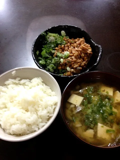 アオサの味噌汁と大葉とオクラの納豆( ^ω^ )|大きな樹さん
