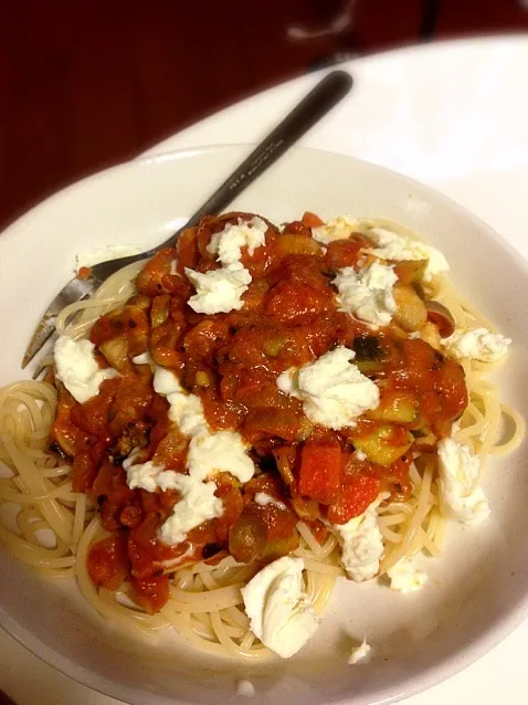 Spaghetti w/ zucchini vegetable tomato sauce + mozzarella|Emi Chiba-Smithさん