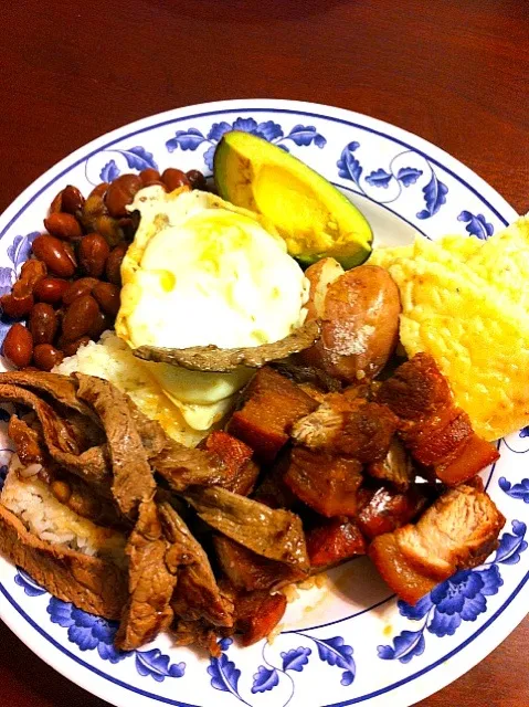 Snapdishの料理写真:Columbian bandeja and arepa con queso|sandy luuさん