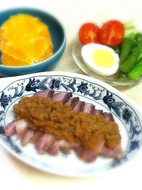 今夜は寿司食べに行くので娘の夕食を準備して出勤。シャラン鴨のロースト香味野菜ソース。 Today's dinner for daughter is roast challansduck w/vegetable sourse.|hoppycowさん