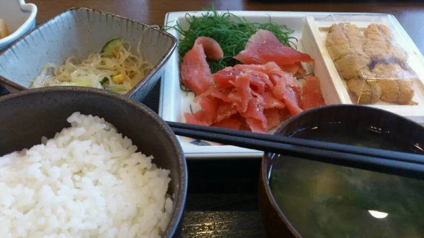 いやー今日のウニ一柵は美味しかった～！中落ちと岩海苔と豆腐の味噌汁、大根の煮付け、漬物、春雨サラダ、更にふりかけまでついてこの店の最高値1000円はお値打ち！さすが築地の近く勝鬨価格|SATOSHI OOCHIさん