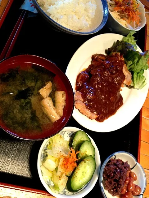 Snapdishの料理写真:#昼飯 ポークソテー定食。やったーーーー！甘い豆とあんこがついてるーーーーっ！|ms903さん