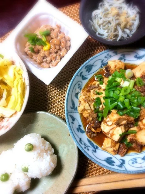 Snapdishの料理写真:麻婆豆腐、えんどうごはん、キャベツの胡麻和え、納豆、新物しんこ|りんかさん