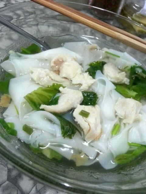 rice noodles soup with vegetables and chicken|hakubaraさん