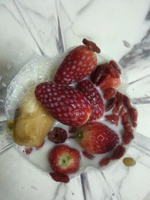 frozen banana + strawberries + goji berries + cranberries|cindy poeさん