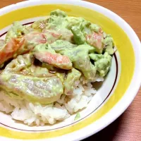 Snapdishの料理写真:サーモンアボカド丼|みかんちゃんさん