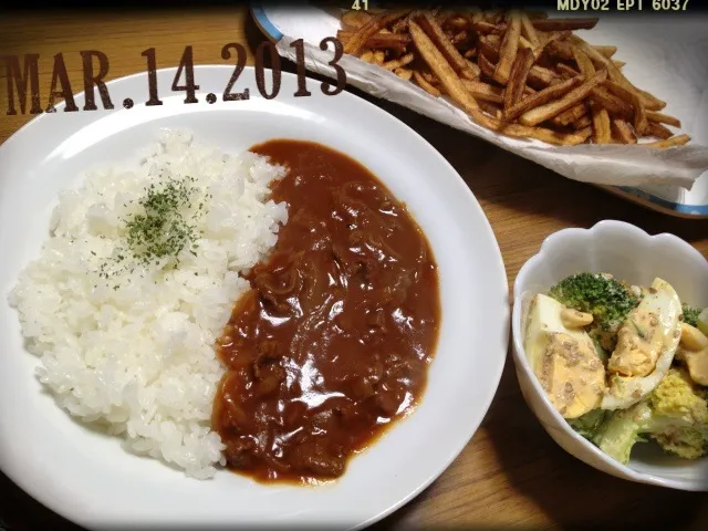 晩ご飯♪  ハヤシライス、ブロッコリーとタマゴの胡麻マヨサラダ、フライドポテト|カナエさん