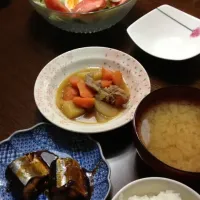 さんまの甘露煮。肉じゃがとレタス山盛りサラダ。大根の味噌汁。|有佳さん