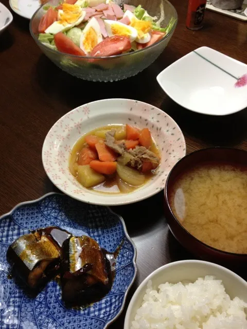 さんまの甘露煮。肉じゃがとレタス山盛りサラダ。大根の味噌汁。|有佳さん