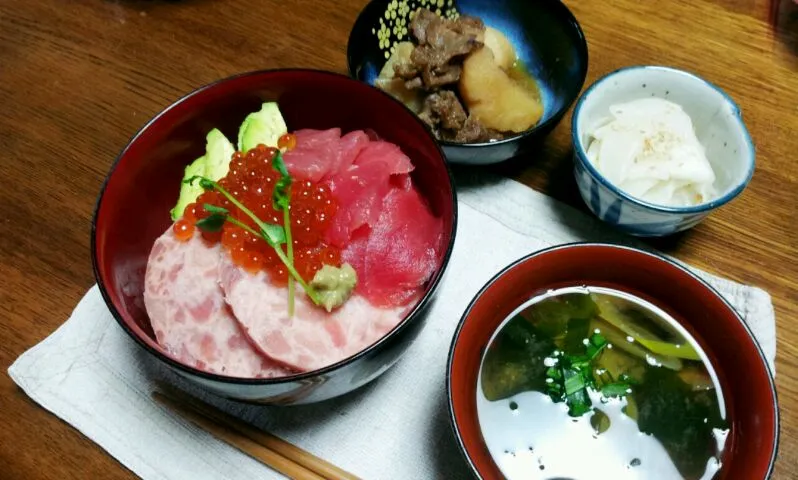 Snapdishの料理写真:マグロアボカド丼(いくら、豆菜のせ)|シェリリンさん