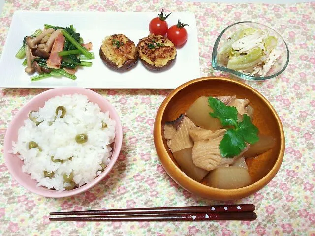 ぶり大根♡豆ご飯☆蒸し鶏とキャベツのサラダ☆椎茸の肉詰め☆カレーマヨ味♪小松菜しめじのオイスターソース炒め☆|まゆみさん