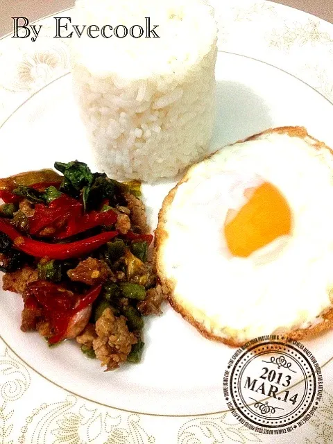 กะเพราหมูสับ ไข่ดาว(ไม่สุก) สุดยอด👍|ชอบทำอาหารเป็นชีวิตจิตใจค๊า... 🍳😍さん