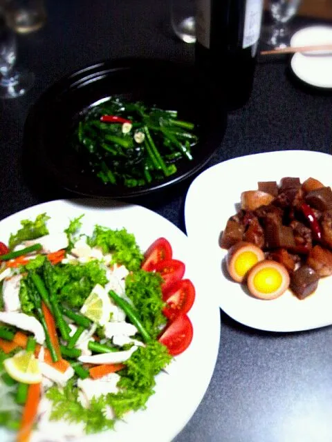 今日は赤ワインで♪炊飯器で豚軟骨の煮物.アスパラとわさび菜蒸し鶏サラダ.タジン鍋でほうれん草のアーリオオーリオ♪|にゃんままさん