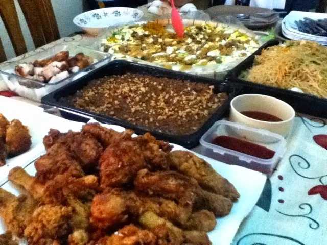 traditional pinoy birthday dishes :)|ronie galarseさん