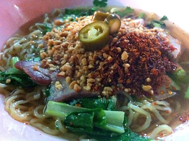 Snapdishの料理写真:Bha mee mou deang (egg noodles with red pork)|Jorge Bernal Márquezさん