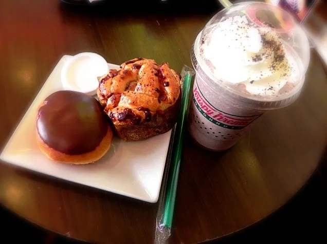 Chocolate Iced Custard Filled, Sausage & Cheese Pull Apart, Chocolate Cookie w/ Oreo!|iamfem05さん