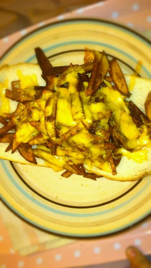 Snapdishの料理写真:wife's comfort food, cheesy chip buttie|harry masonさん