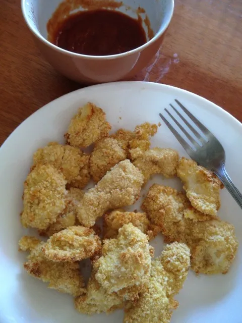 Homemade chicken nuggets dipped in egg and rolled in organic whole wheat bread crumbs :)|elaineさん