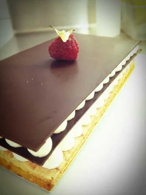 Ebony; Crispy hazelnut biscuit with white chocolate chantilly cream|Prae~*さん