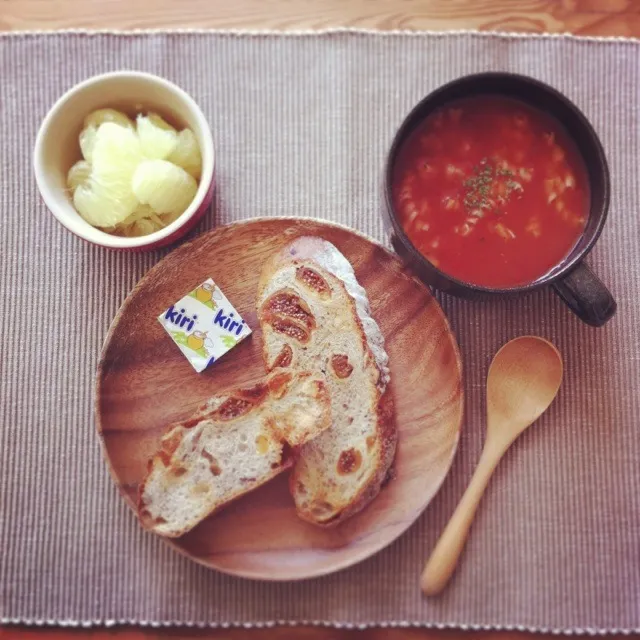 今日のランチ 昨晩食べ過ぎたので軽めに、スープとイチジクパンと実家からもらったぶんたん|akiさん