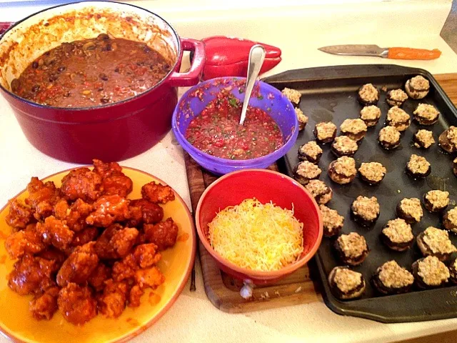 Buffalo wings, stuffed mushrooms ,chili, fresh salsa and cheese. PARTY!|amyさん