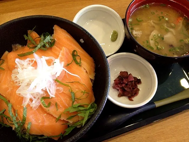 サーモン丼♪♪♪|こむぎちゃんさん