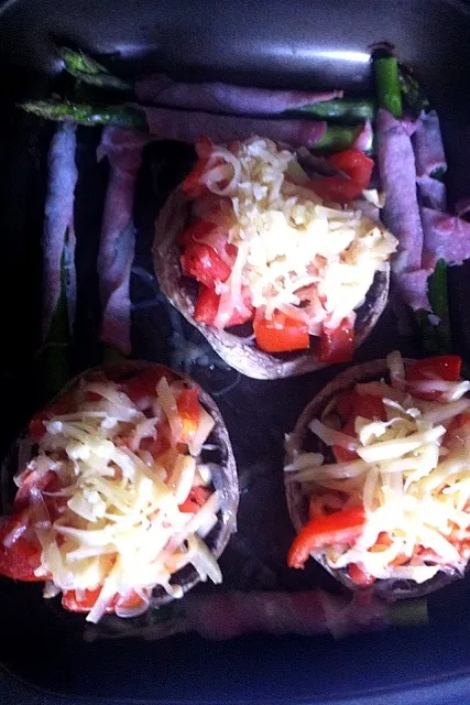 Hmmm mushrooms stuffed with tomatoes onions garlic and topped with cheese mmmmm also asparagus warped in bacon|wild kittenさん