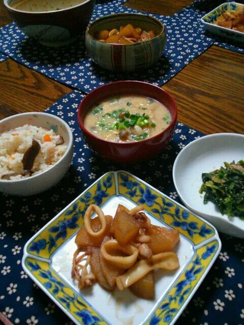 炊き込みご飯、いかと大根の煮物、豆乳のお味噌汁、ほうれん草の胡麻和え|hiromi☺さん