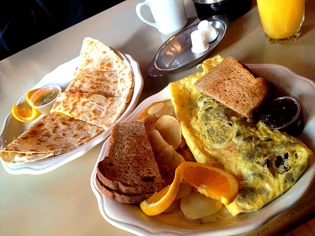 Mushroom omelet with cheese quesadillas.|amyさん