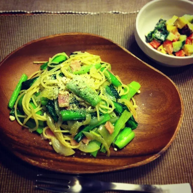 Snapdishの料理写真:今日の夕食 小松菜とベーコンのパスタ、サツマイモとキュウリ人参のコロコロサラダ|akiさん