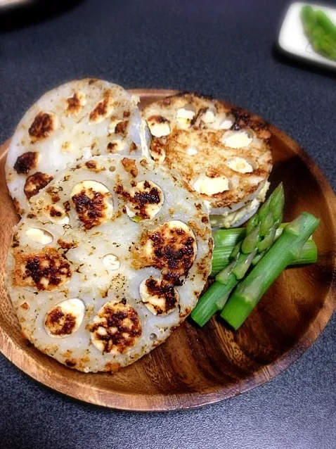 Snapdishの料理写真:豆腐と鶏ひき肉のつくねと焼きアスパラのぽん酢あんかけ  で、作った蓮根の挟み焼き(長い)|うめこさん