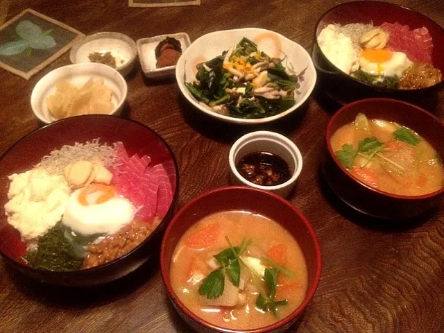 マグロとシラスととろろ芋と納豆とメカブのネバネバ丼とかき菜とシメジとお刺身若布の蒸し煮柚子添えと人参と深谷ネギとはやと瓜のお味噌汁 三つ葉添えと大根のお漬物と蕗味噌と手作り梅干し|トキロックさん