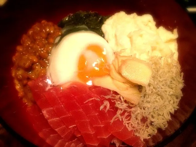 マグロとシラスととろろ芋と納豆とメカブのネバネバ丼 温玉と手作り生姜甘酢漬け添え|トキロックさん