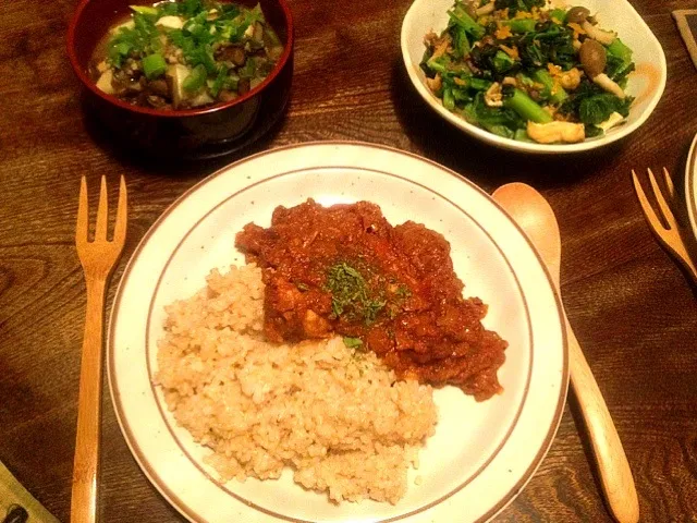 大和芋と牛蒡と深谷ネギのお味噌汁とかき菜とシメジとお刺身若布の蒸し煮 柚子添えとチキンティッカマサラカリー|トキロックさん