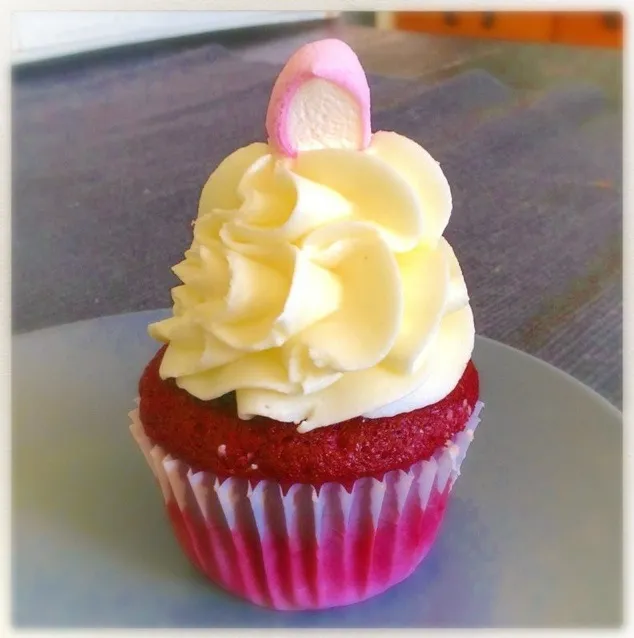 cocoa, raspberries & meringue #cupcake #yummy|Markさん